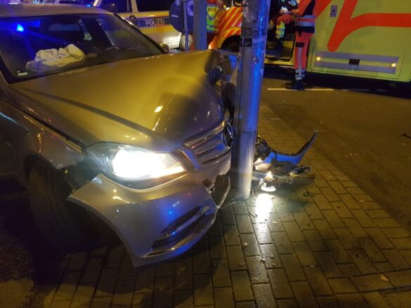 Auto kracht gegen Laterne in Osnabrück