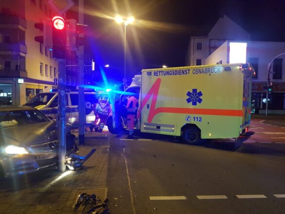 Auto kracht gegen Laterne in Osnabrück