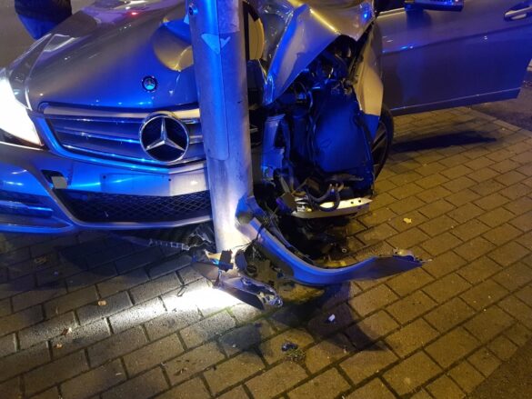 Auto kracht gegen Laterne in Osnabrück