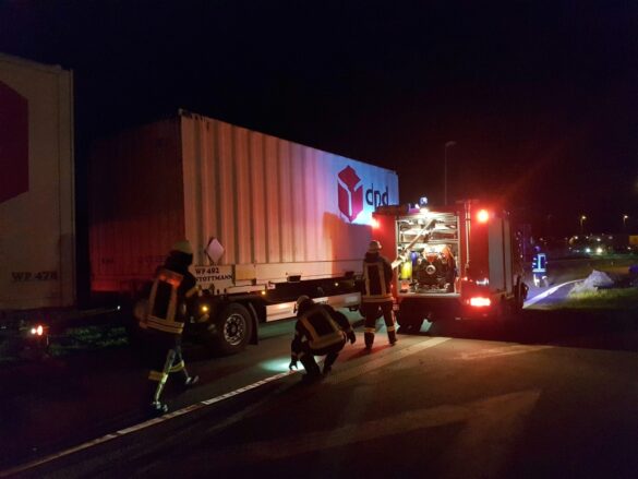 2021-10-18_Feuer-LKW_Autobahn-A30-Melle-Gronegau-Riemsloh-LK-Osnabrueck-001 LKW-Anhänger in Flammen auf der Autobahn A30 bei Melle