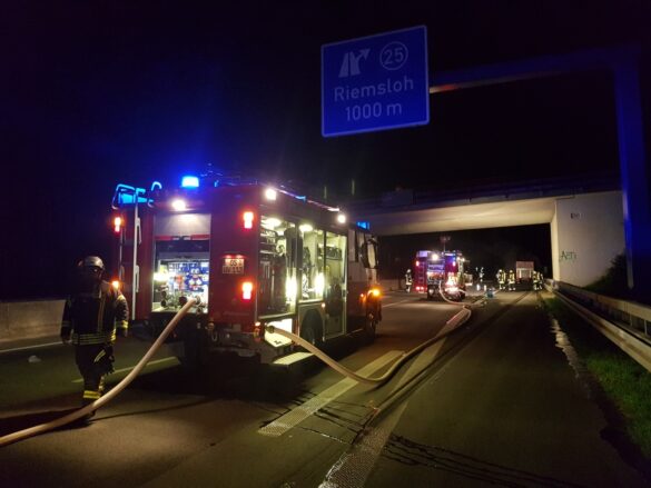 2021-10-18_Feuer-LKW_Autobahn-A30-Melle-Gronegau-Riemsloh-LK-Osnabrueck-002 LKW-Anhänger in Flammen auf der Autobahn A30 bei Melle
