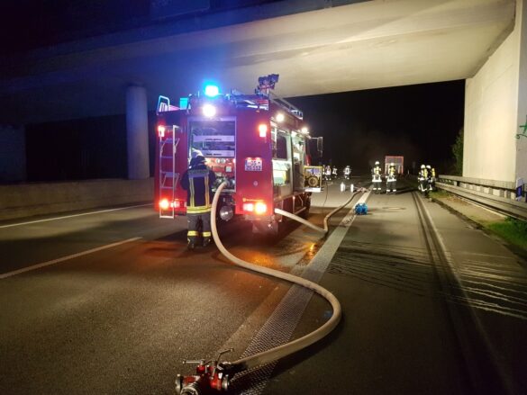 2021-10-18_Feuer-LKW_Autobahn-A30-Melle-Gronegau-Riemsloh-LK-Osnabrueck-003 LKW-Anhänger in Flammen auf der Autobahn A30 bei Melle