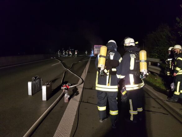 2021-10-18_Feuer-LKW_Autobahn-A30-Melle-Gronegau-Riemsloh-LK-Osnabrueck-004 LKW-Anhänger in Flammen auf der Autobahn A30 bei Melle