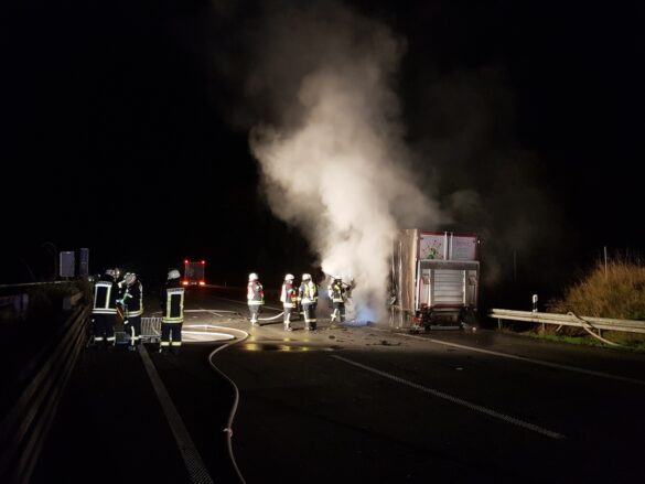 2021-10-18_Feuer-LKW_Autobahn-A30-Melle-Gronegau-Riemsloh-LK-Osnabrueck-005 LKW-Anhänger in Flammen auf der Autobahn A30 bei Melle