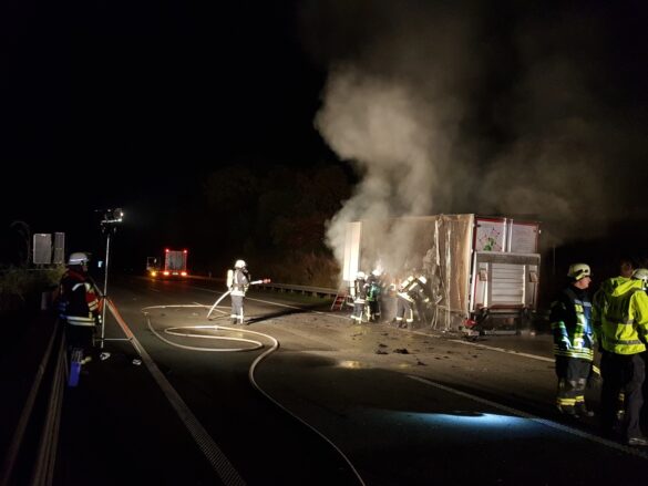 2021-10-18_Feuer-LKW_Autobahn-A30-Melle-Gronegau-Riemsloh-LK-Osnabrueck-006 LKW-Anhänger in Flammen auf der Autobahn A30 bei Melle
