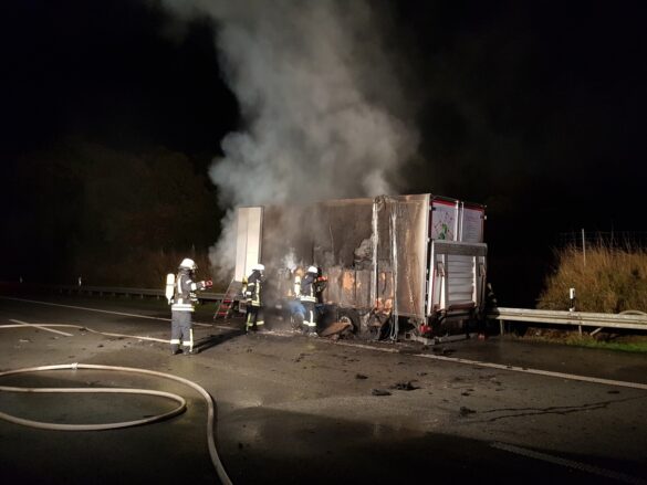 2021-10-18_Feuer-LKW_Autobahn-A30-Melle-Gronegau-Riemsloh-LK-Osnabrueck-007 LKW-Anhänger in Flammen auf der Autobahn A30 bei Melle
