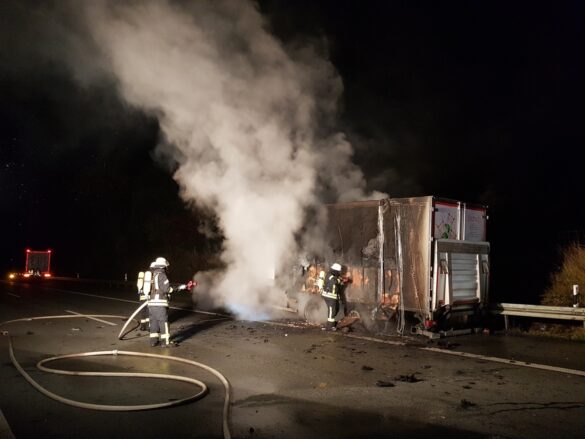 2021-10-18_Feuer-LKW_Autobahn-A30-Melle-Gronegau-Riemsloh-LK-Osnabrueck-008 LKW-Anhänger in Flammen auf der Autobahn A30 bei Melle