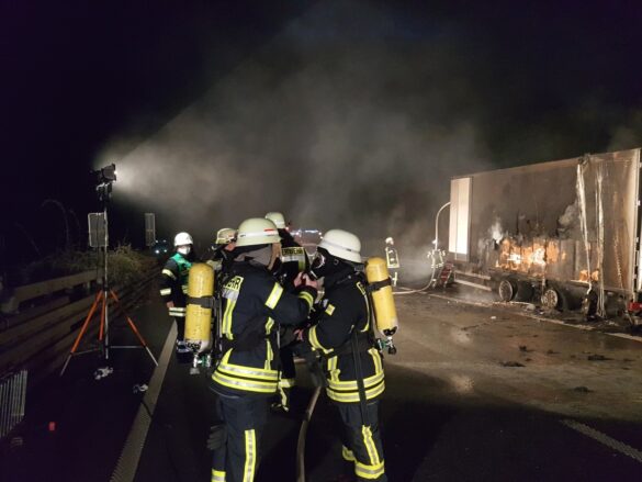 2021-10-18_Feuer-LKW_Autobahn-A30-Melle-Gronegau-Riemsloh-LK-Osnabrueck-009 LKW-Anhänger in Flammen auf der Autobahn A30 bei Melle