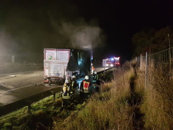 2021-10-18_Feuer-LKW_Autobahn-A30-Melle-Gronegau-Riemsloh-LK-Osnabrueck-010 LKW-Anhänger in Flammen auf der Autobahn A30 bei Melle