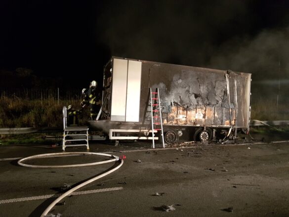 2021-10-18_Feuer-LKW_Autobahn-A30-Melle-Gronegau-Riemsloh-LK-Osnabrueck-012 LKW-Anhänger in Flammen auf der Autobahn A30 bei Melle