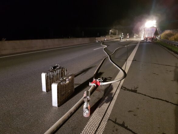 2021-10-18_Feuer-LKW_Autobahn-A30-Melle-Gronegau-Riemsloh-LK-Osnabrueck-014 LKW-Anhänger in Flammen auf der Autobahn A30 bei Melle