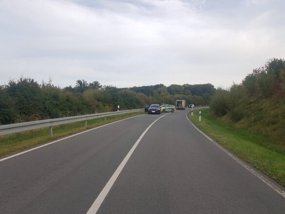 Motorradfahrer kommt von Landstraße in Bissendorf ab