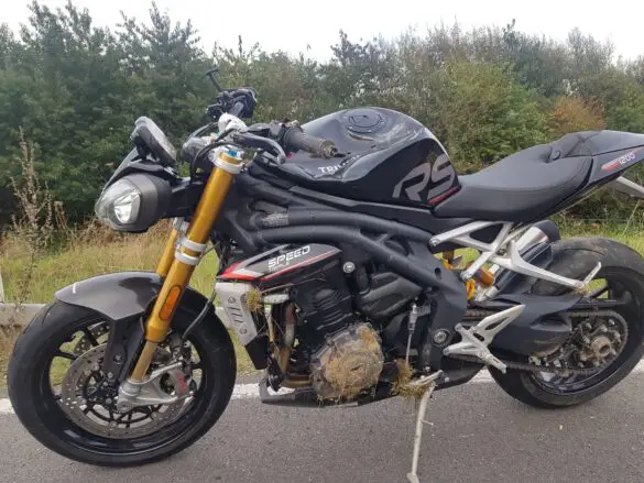 Motorradfahrer kommt von Landstraße in Bissendorf ab