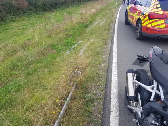 Motorradfahrer kommt von Landstraße in Bissendorf ab