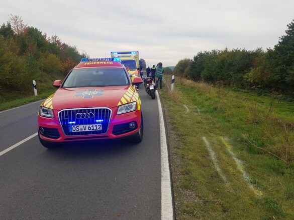 Motorradfahrer kommt von Landstraße in Bissendorf ab