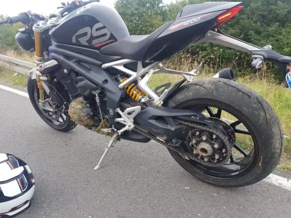 Motorradfahrer kommt von Landstraße in Bissendorf ab