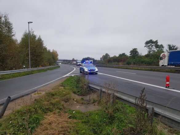 Auto kommt auf Autobahn A30 von der Fahrbahn ab