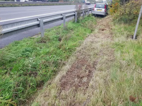 Auto kommt auf Autobahn A30 von der Fahrbahn ab