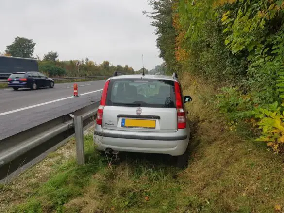 Auto kommt auf Autobahn A30 von der Fahrbahn ab