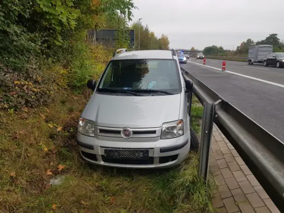 Auto kommt auf Autobahn A30 von der Fahrbahn ab