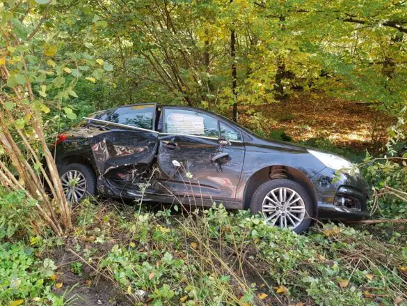 2021-10-23_Unfall-Zusammenstoss-PKW-in-Graben_Melle-LK-Osnabrueck-001 PKW landet nach Zusammenstoß in Buschwerk in Melle