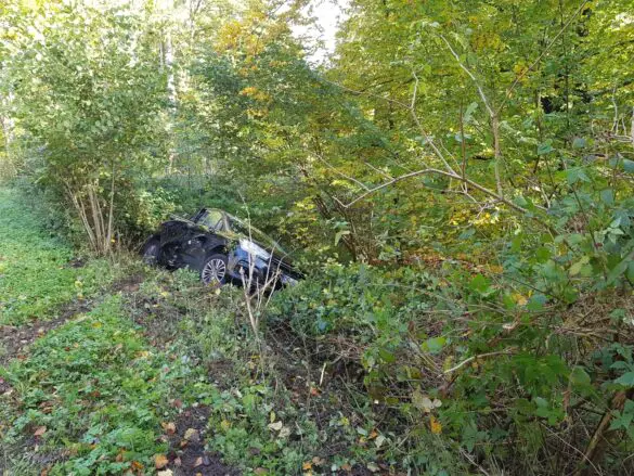 2021-10-23_Unfall-Zusammenstoss-PKW-in-Graben_Melle-LK-Osnabrueck-006 PKW landet nach Zusammenstoß in Buschwerk in Melle