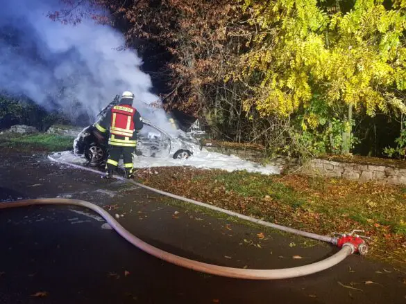 Auto in Flammen nach Unfall in Melle
