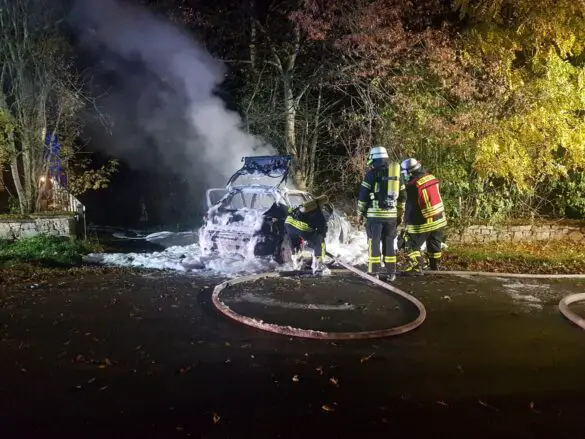 Auto in Flammen nach Unfall in Melle