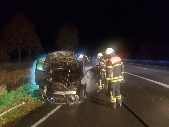 Voll besetztes Auto gerät auf B68 bei Bramsche in Brand
