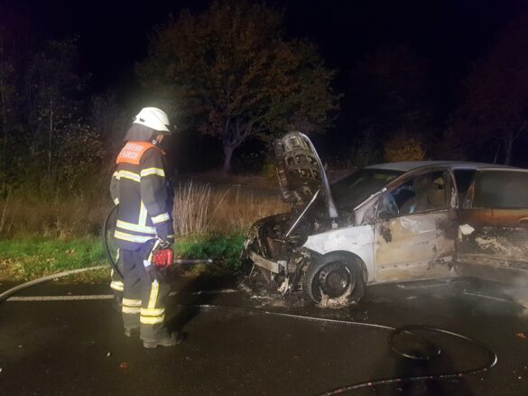 Voll besetztes Auto gerät auf B68 bei Bramsche in Brand