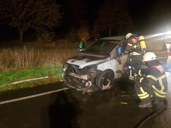 Voll besetztes Auto gerät auf B68 bei Bramsche in Brand