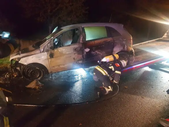 Voll besetztes Auto gerät auf B68 bei Bramsche in Brand