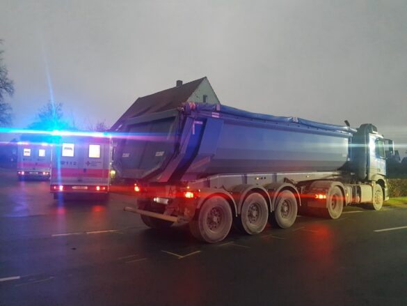 PKW von Lastwagen in Melle in Garten geschoben