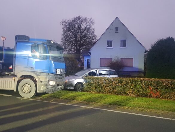 PKW von Lastwagen in Melle in Garten geschoben