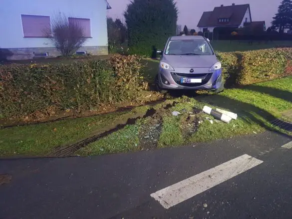 PKW von Lastwagen in Melle in Garten geschoben