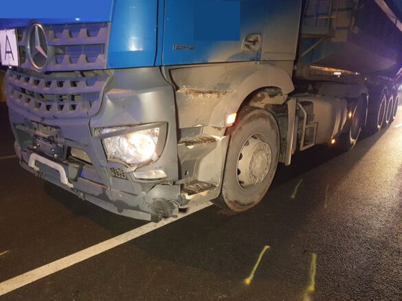 PKW von Lastwagen in Melle in Garten geschoben