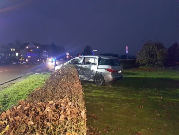 PKW von Lastwagen in Melle in Garten geschoben