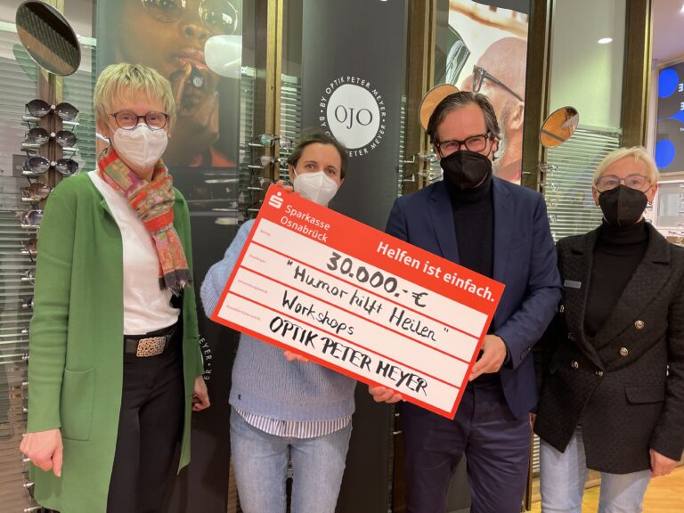 Susanne Karrer (Pflegedienstleiterin MHO), Lea Böttger („Humor hilft Heilen“ HHH), Optiker Peter Meyer und Mitarbeiterin Rafaela aus dem Moore