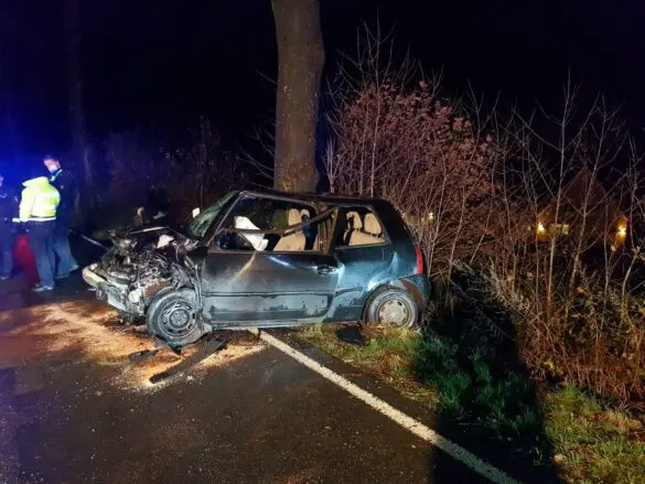 Vordere Fahrzeugecke des VW nach frontaler Kollision VW-Lupo, Seitenansicht