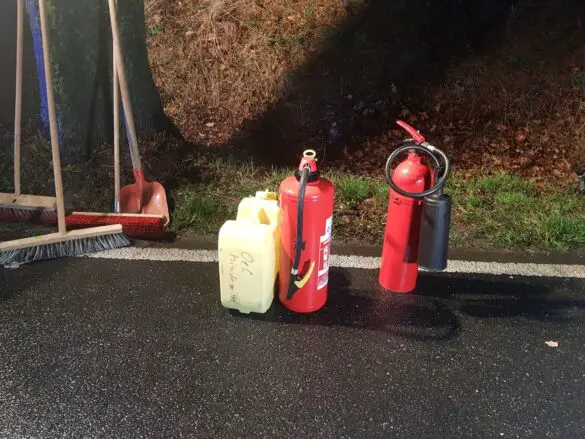 Feuerwehr stellt Brandschutz nach Unfall sicher Feuerlöscher