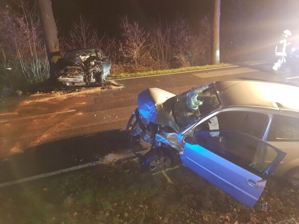 Unfallfahrzeuge nach der Frontalkollision Verunfallte Autos