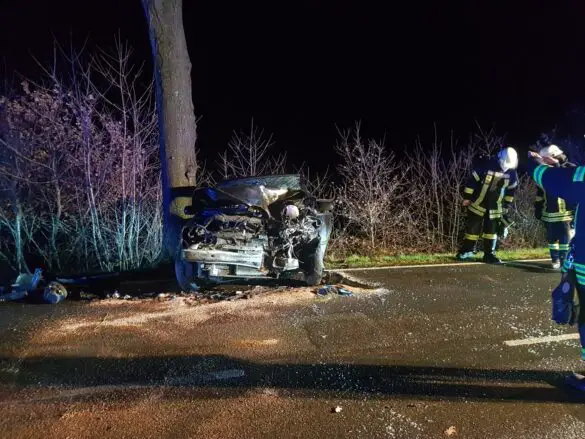 Kleinwagen auf gegenüberliegender Straßenseite VW-Lupo am Straßenrand