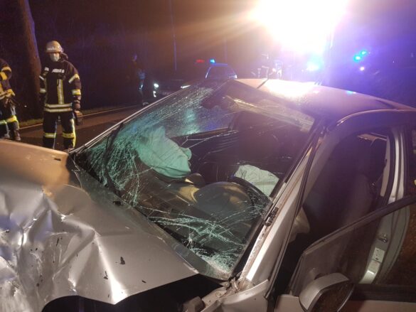 Zerstörte Frontscheibe nach Unfall Ford, Frontscheibe