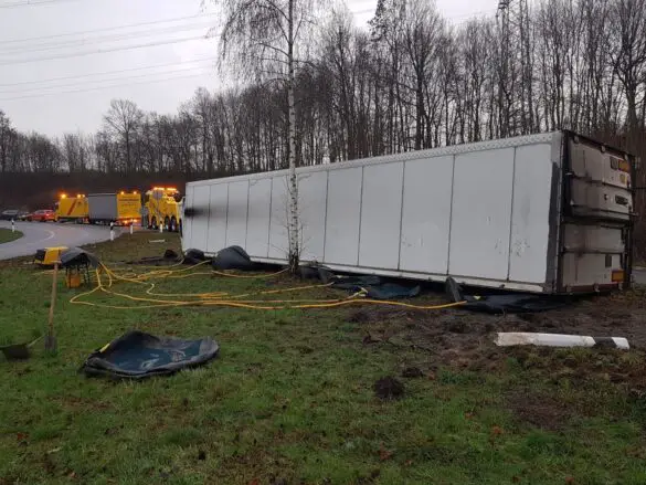LKW-Bergung auf Autobahn A30 bis in die Abendstunden LKW-Bergung auf Autobahn A30 bis in die Abendstunden