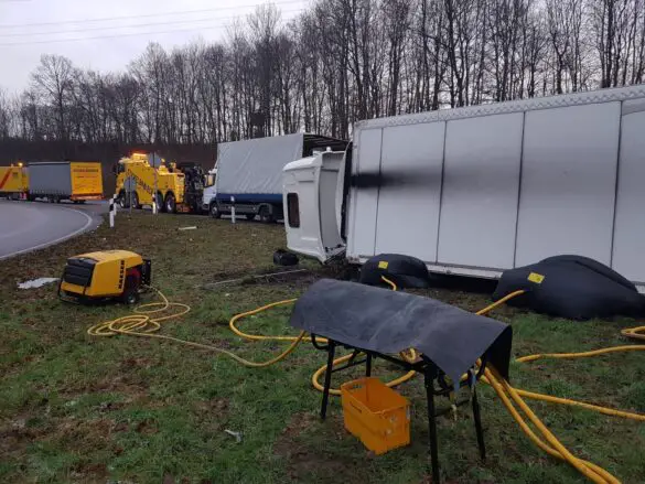 LKW-Bergung auf Autobahn A30 bis in die Abendstunden LKW-Bergung auf Autobahn A30 bis in die Abendstunden
