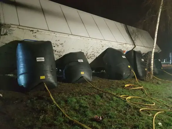 LKW-Bergung auf Autobahn A30 bis in die Abendstunden LKW-Bergung auf Autobahn A30 bis in die Abendstunden