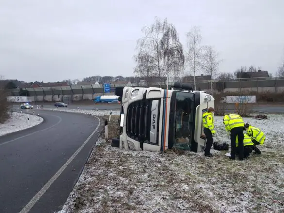 LKW kippt auf der Autobahn A30 bei Osnabrück um LKW kippt auf der Autobahn A30 bei Osnabrück um