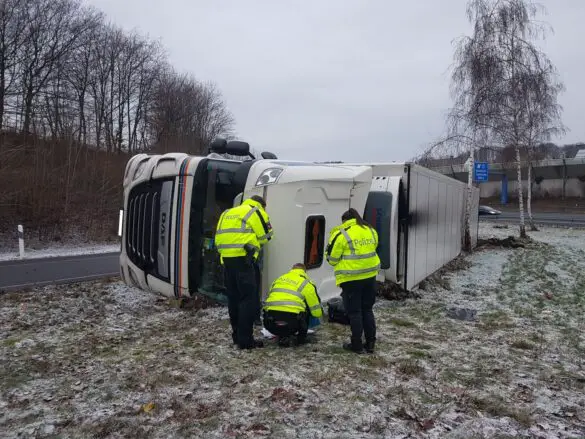 LKW kippt auf der Autobahn A30 bei Osnabrück um LKW kippt auf der Autobahn A30 bei Osnabrück um