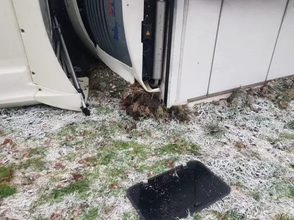 LKW kippt auf der Autobahn A30 bei Osnabrück um LKW kippt auf der Autobahn A30 bei Osnabrück um