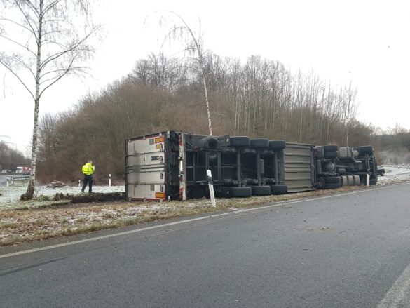 LKW kippt auf der Autobahn A30 bei Osnabrück um LKW kippt auf der Autobahn A30 bei Osnabrück um